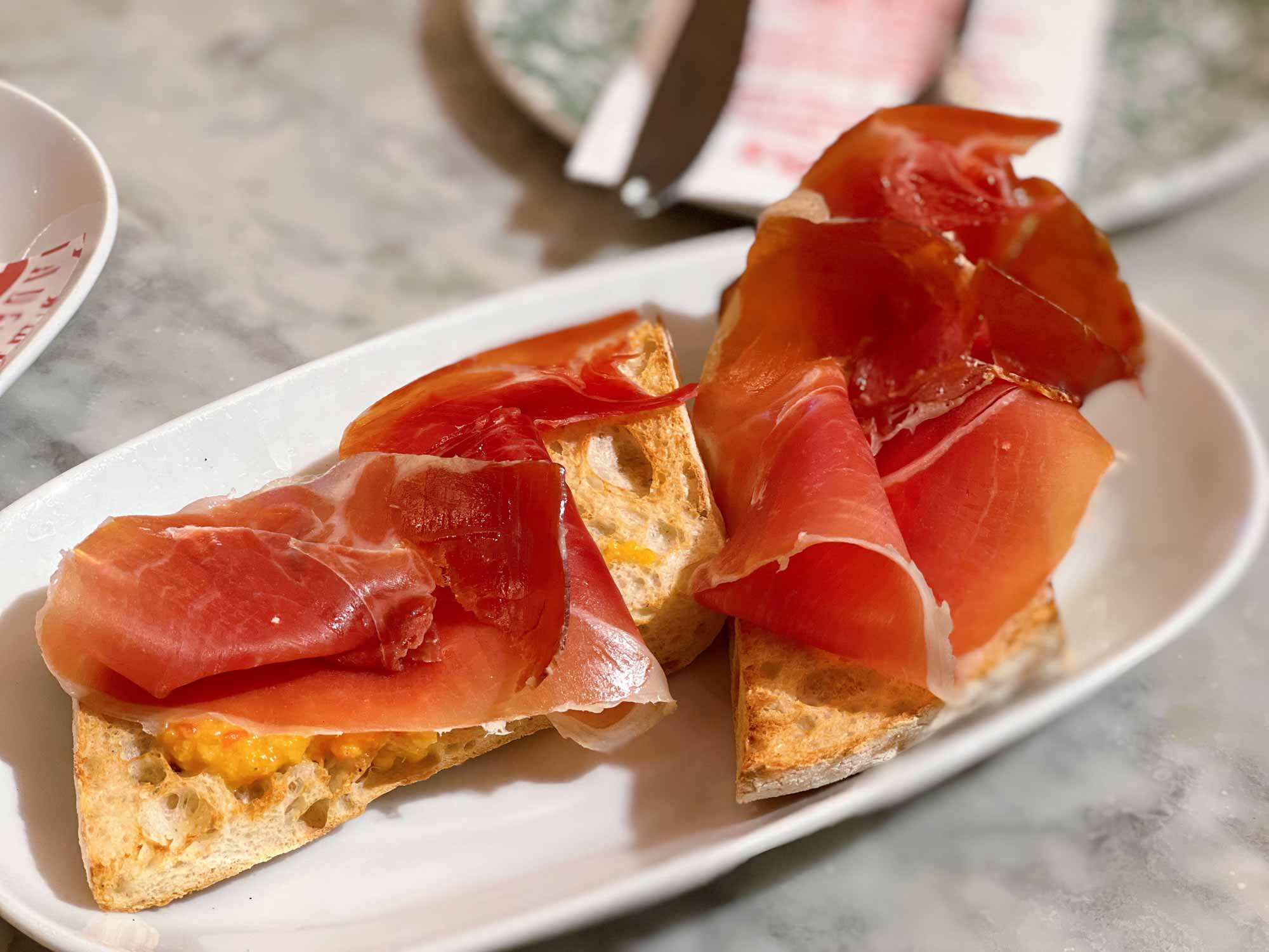 Tapa de jamon con pan en primer plano